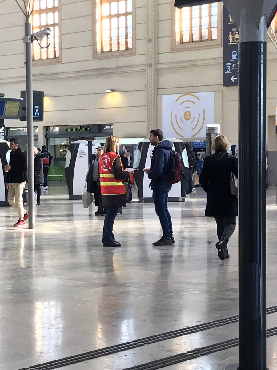 NatachaMalet's tweet photo. Le collectif jeunes #CGT et les militants #UFCMCGT avec @CGTCHEMINOTSMR au contact des usagers pour débattre de la #reformedesretraites https://t.co/Z79moH71R5