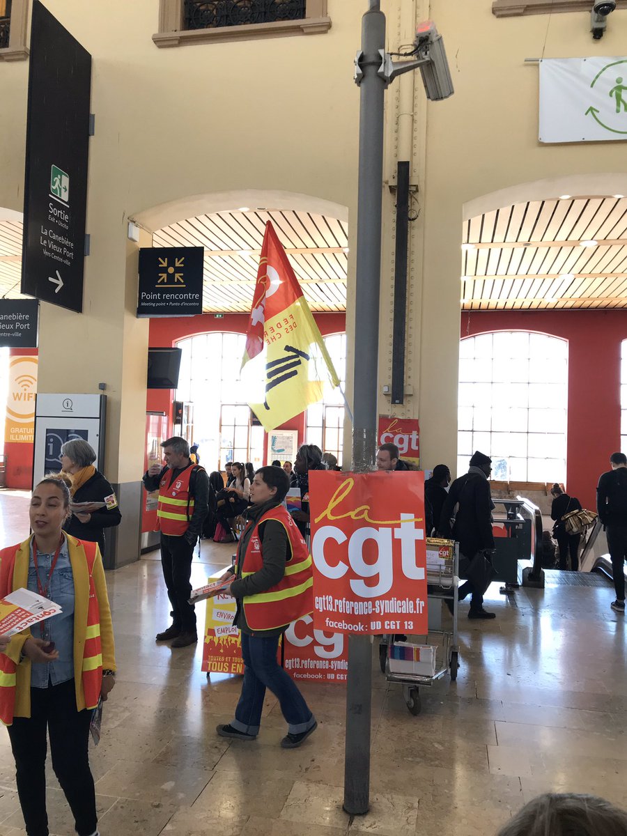 NatachaMalet's tweet photo. Le collectif jeunes #CGT et les militants #UFCMCGT avec @CGTCHEMINOTSMR au contact des usagers pour débattre de la #reformedesretraites https://t.co/Z79moH71R5