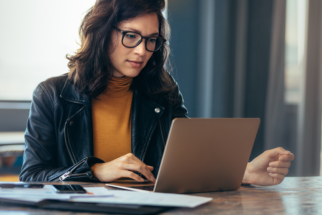 PHOpticians's tweet photo. As our worlds become more digital, we’re spending an increasing amount of time staring at screens. 

Giving up screen time isn't easy, especially if you use computers for work, but there are some eye exercises you can do, whilst sat at your desk! >> https://t.co/jVD6ElMxOK https://t.co/OafyCoGeit