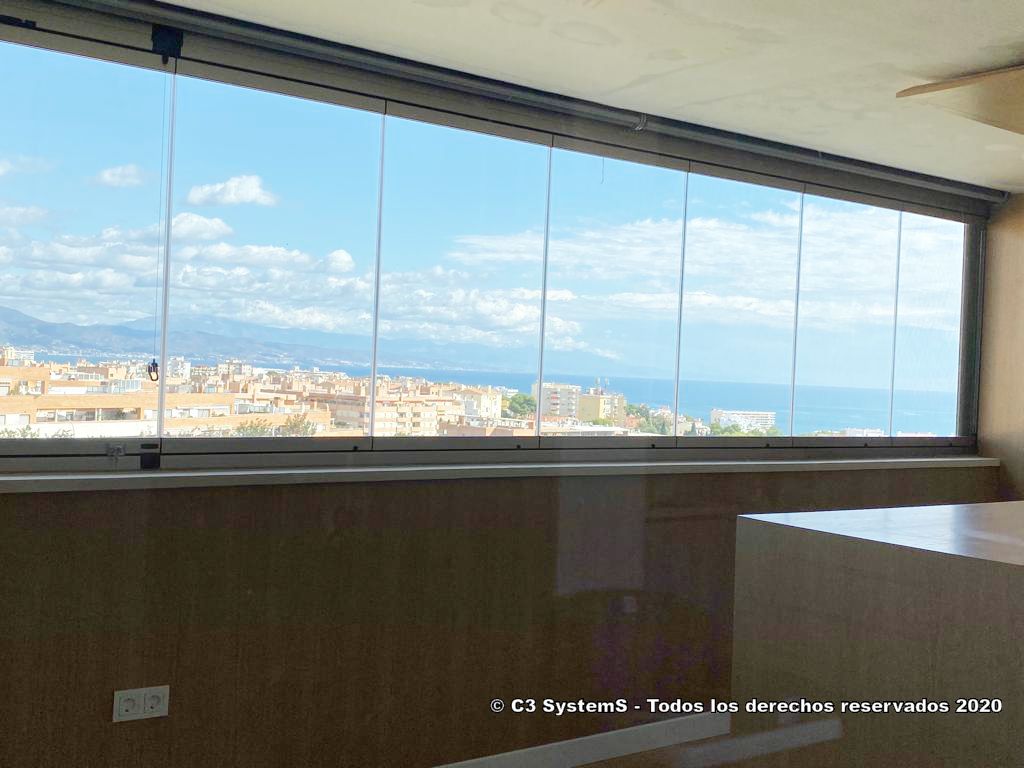 Cerramiento de terraza sin perfiles verticales SEEGLASS MAX combinado junto a una corredera de cristal SEEGLASS RUN. Perfecto tanto para cubrir un ventanal como para separación de espacios interiores.

Más info: buff.ly/2Ylsp5C
.
#pergolas #cerramientos #c3systems