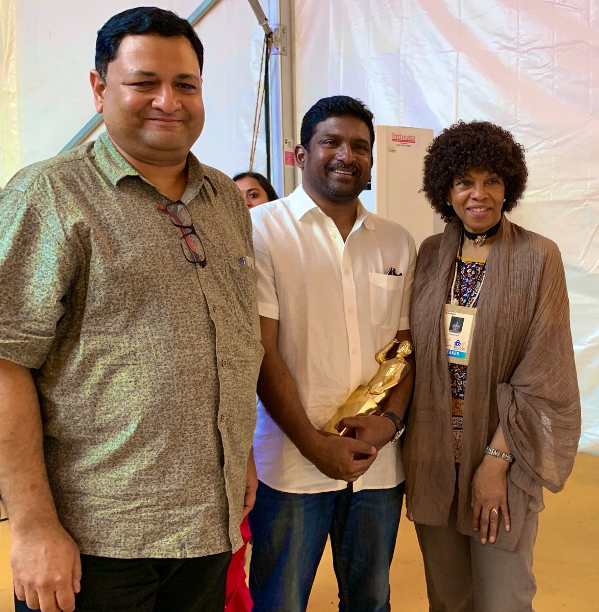 HarperCollinsIN's tweet photo. CEO HarperCollins India @jilpanz & Udayan Mitra collect the inaugural #MathrubhumiBookAward for the #BookOfTheYear2020 @mbifl2020 from Margaret Busby the Jury Chair for the Booker Prize 2020 for Vinod Kumar Shukla’s #BlueIsLikeBlue - detailing ‘smaller than life’ people. https://t.co/oFCjHrvdpJ