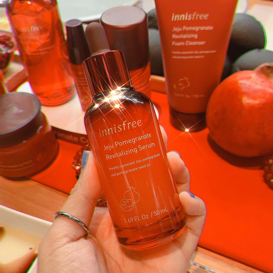 KIKI48_xx's tweet photo. innisfree ไลน์ทับทิบเชจูเข้าไทยแล้วจ้า เป็นไลน์ที่ดังมากๆในเรื่องการช่วยทำให้ผิวหน้าอ่อนเยาว์ ปกป้องผิวทำให้ผิวแข็งแรง และยังช่วยทำให้ใบผิวของเราแลดูกระจ่างใสขึ้นด้วย! มีเข้ามาทั้งหมด 7 ตัว วางจำหน่ายแล้วที่ innisfree ทุกสาขา บอกเลยว่าน่าสนใจทุกตัว แต่ยังไงเซรั่มก็ควรลองที่สุด! https://t.co/17rjZSkyPm