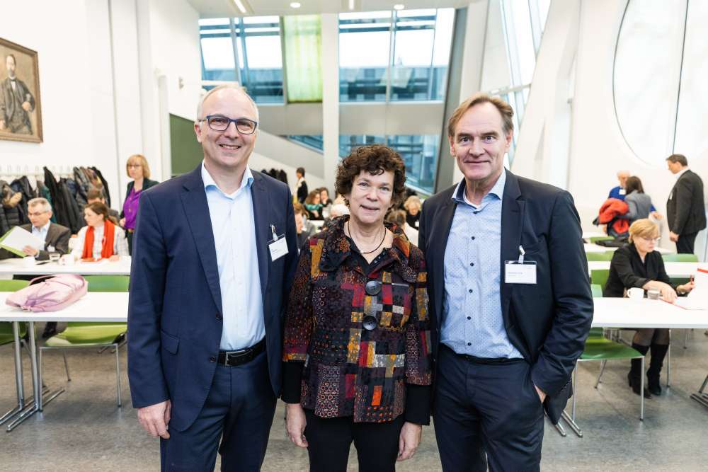 v.l.: Dr. Jörg Klein, Leiter des Arbeitskreises und Geschäftsführer der Daimler und Benz Stiftung, Prof. Dr. Beate A. Schücking, Rektorin der Universität, und Burkhard Jung, Oberbürgermeister der Stadt Leipzig
Foto: Christian Hüller
