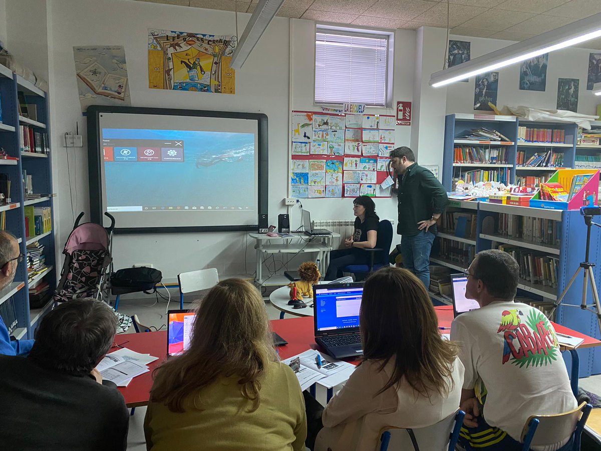 ceipfpino's tweet photo. Seguimos aprendiendo y conociendo nuevas herramientas informáticas como #Tobii y  #Grid3 @cfievalladolid @CEIPPedroGomezB @eoemotoricosval https://t.co/tJNKb374e5