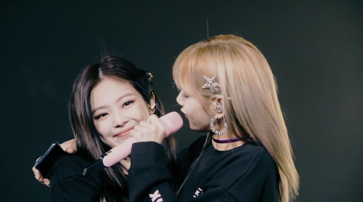 linlin_blink's tweet photo. ลิซใจเย็น น้องเจนเจนเขาเขิลแล้ววว ❤
@ygofficialblink
#LIJEN #LALISA #JENNIE #BLACKPINK https://t.co/EqBtUJjnuT