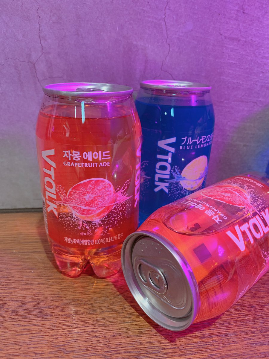 韓国🇰🇷で人気のVトーク入荷しました😻
ペットボトルなのに、上が缶のインスタ映えです📸
フォトスポットでストローを刺して写真撮ってね♫