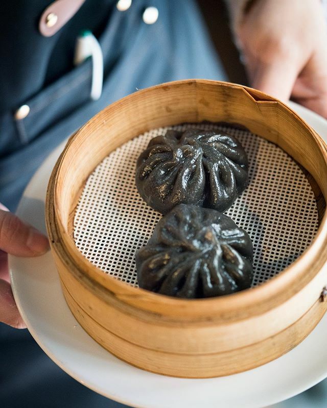conelmorrofino's tweet image. Y la semana que viene... la cosa va de Xiaolongbaos! ¿Te molan? ¿Dónde te escapas a comerlos en Madrid?
Apúntate en la lista (link en Bio), y te llegará por mail 😗
•
•
•
#xiaolongbao #codillo #chino #chinesefood #conelmorrofino #dumplings #dimsum #no… ift.tt/2uLP2Hv