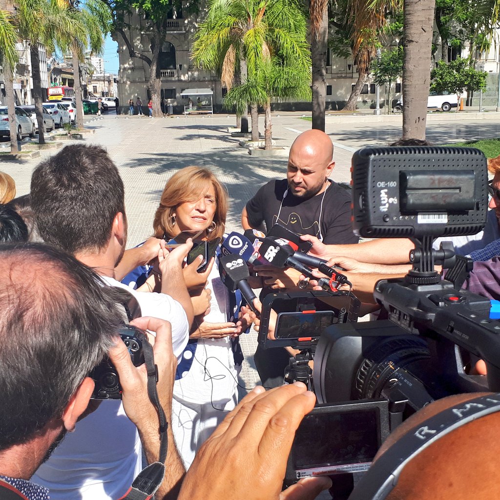 El gobernador <a href="/omarperotti/">Omar Perotti</a> firmó el congelamiento de tarifas de <a href="/epeoficial/">Noticias de EPE</a> <a href="/AguasSantaFe/">Noticias de Aguas Santafesinas</a> y #Peajes en corredores viales santafesinos, por 60 días, con posibilidad de extenderlo en el tiempo, en caso de aprobarse el proyecto de Ley de Necesidad Pública.