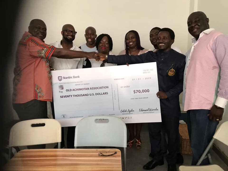 OAASecretariat's tweet photo. The OAA 1989 Year Group have beaten their own record! They have increased their contribution to the science block project from $67,000 to $70,000. They made a formal presentation of this at the new facility today. The OAA is very grateful to the 1989 Year Group. https://t.co/GlzKA7Otvt