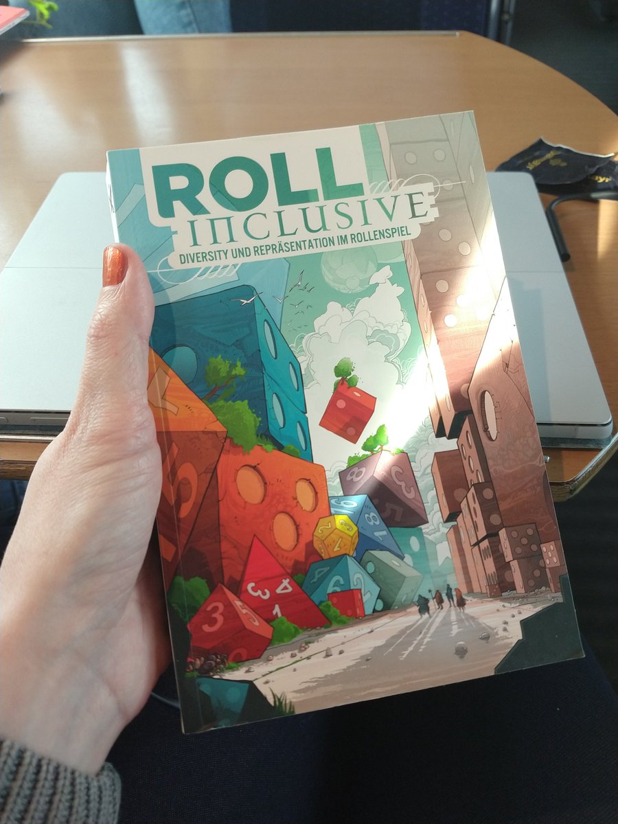 roxane_bicker's tweet photo. Artikel halb überarbeitet, Kurzgeschichte für @schreibmaid testgelesen, noch zwei Stunden bis Hamburg, jetzt les ich endlich in #RollInclusive weiter! ☝️ https://t.co/sN3zOledXT