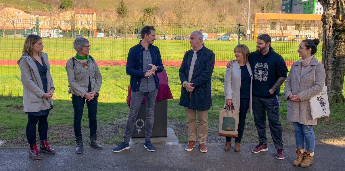 hernanikoudala's tweet photo. Udal ordezkariak, Berdintasun Kontseiluko ordezkariak eta senitartekoak, besteak beste, izan dira omenaldian. Atletismo pistaren ondoko parke estalian dago kokatuta totema eta plaka. https://t.co/duHm0hhVU7