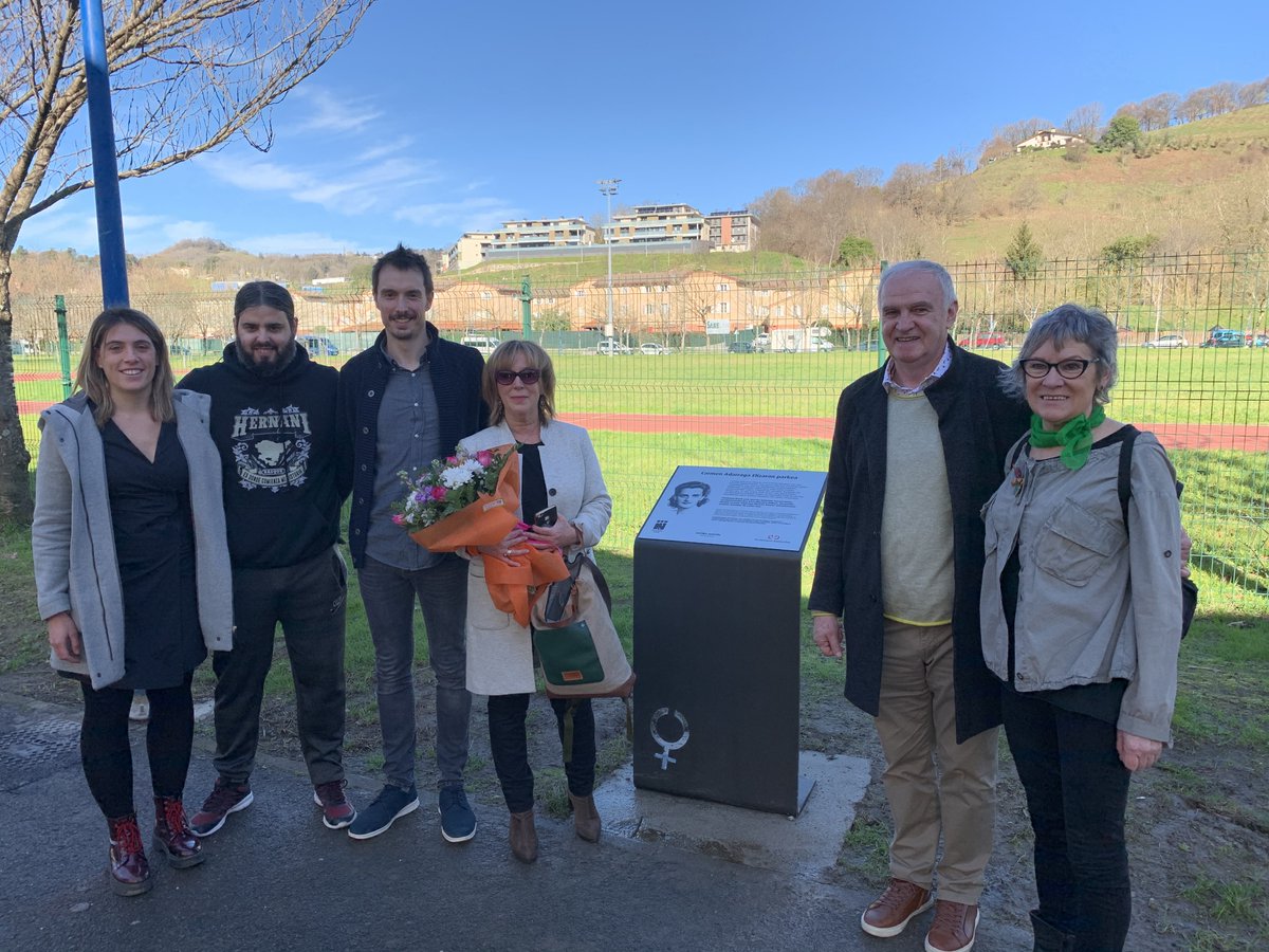 hernanikoudala's tweet photo. Udal ordezkariak, Berdintasun Kontseiluko ordezkariak eta senitartekoak, besteak beste, izan dira omenaldian. Atletismo pistaren ondoko parke estalian dago kokatuta totema eta plaka. https://t.co/duHm0hhVU7