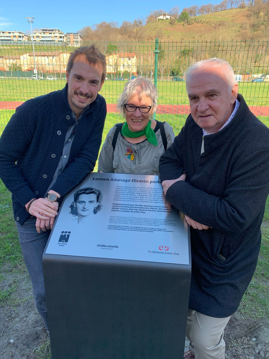 hernanikoudala's tweet photo. Udal ordezkariak, Berdintasun Kontseiluko ordezkariak eta senitartekoak, besteak beste, izan dira omenaldian. Atletismo pistaren ondoko parke estalian dago kokatuta totema eta plaka. https://t.co/duHm0hhVU7