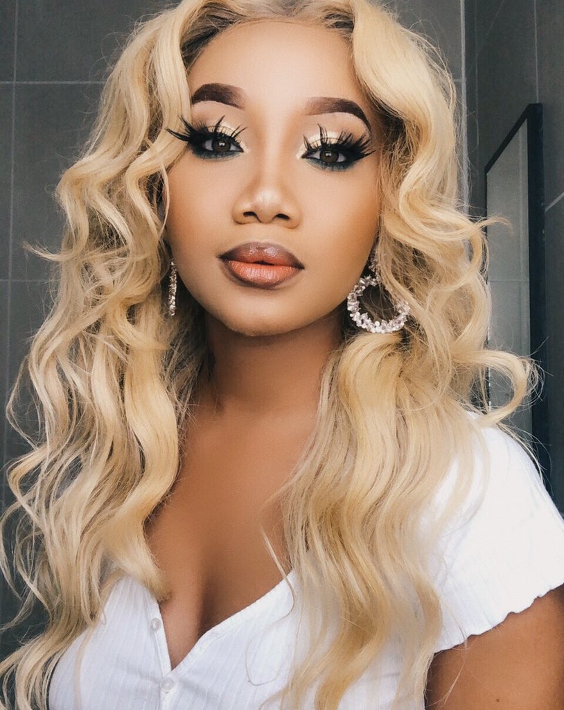 Shamiso_'s tweet photo. “In the mirror she a blessing, rebuking the devil.” https://t.co/NGJSHzp45Y