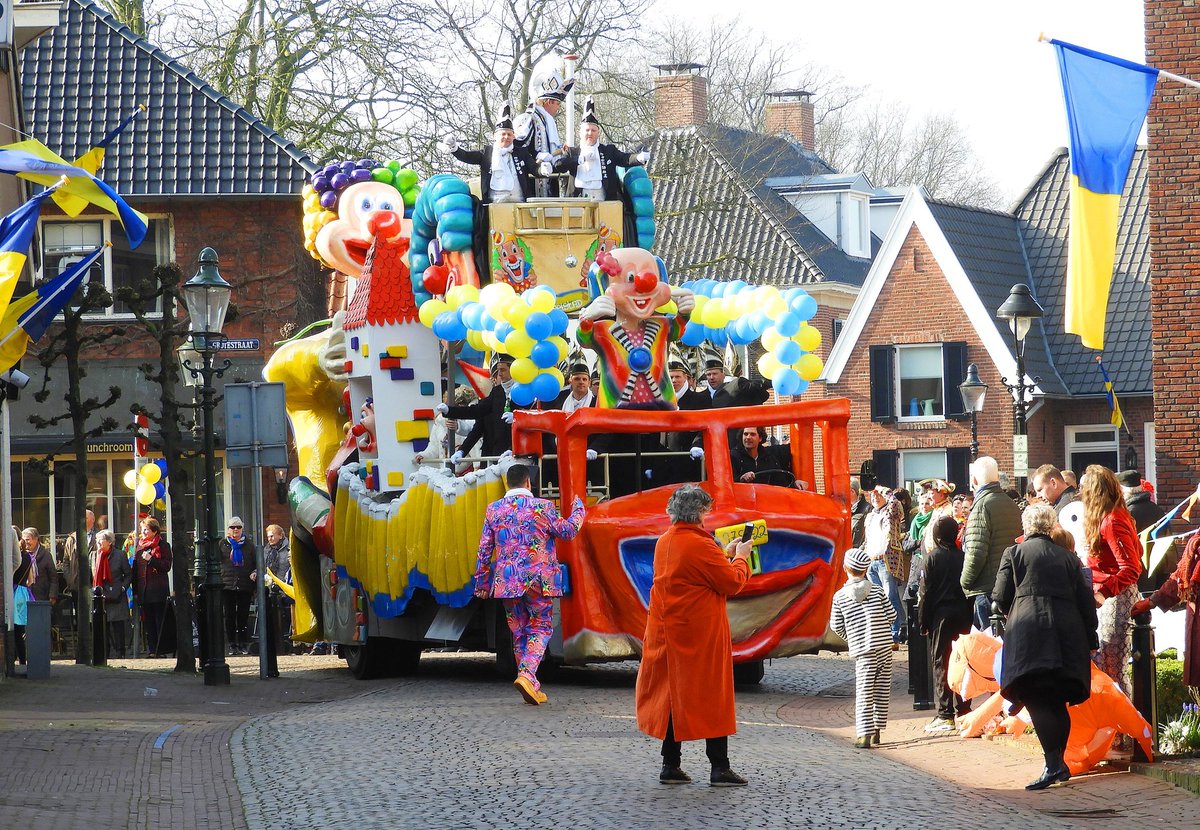 Optocht2020's tweet photo. Wat een gezelligheid, wat een sfeer, wat een creativiteit, wat een enthousiasme, wat een feest 🎉🍻🎊🍷😃 Opgeven is heel simpel via https://t.co/GoNaTG39sA #doeallemaalmee #vaakbujtebang https://t.co/vqmlikDxjg