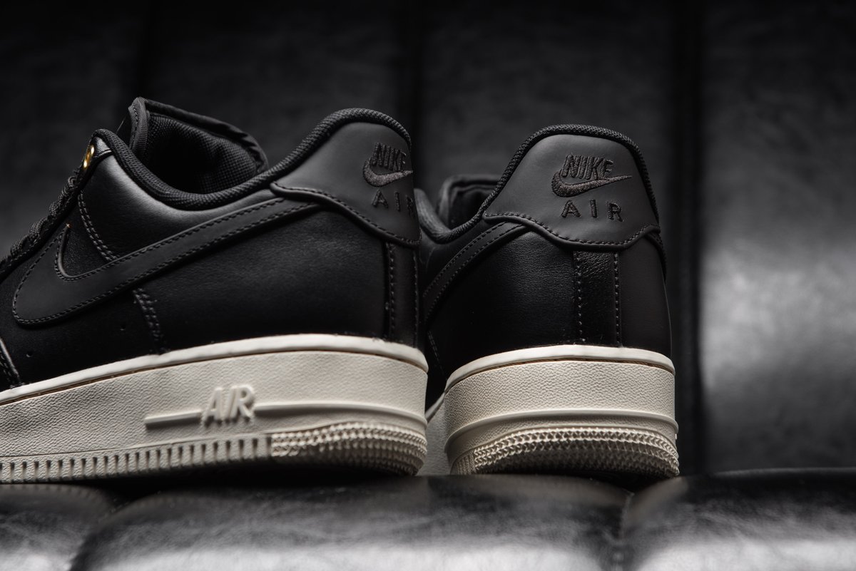 air force 1 premium black pack