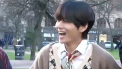 แทฮยองกับน้องจองกุกได้รับของขวัญจากกันและกันนี่ดีใจไม่มีปิดบังเลยอะ ช็อคก่อนและยิ้มตาปิดตามมา ฮึ่ยๆๆๆๆ!น่ารักเกินเบอร์มากจริงๆ