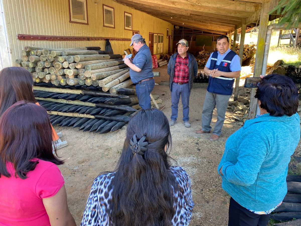 LosRiosBBNN's tweet photo. Seremi @Eduardo_bergerS se reúne con la Junta de Vecinos de #Morrompulli para brindar orientación y apoyo en la solicitud de saneamiento que consolide el sueño de su propia sede. #ValdiviaCL #LosRíos. https://t.co/PghbkcyUV5