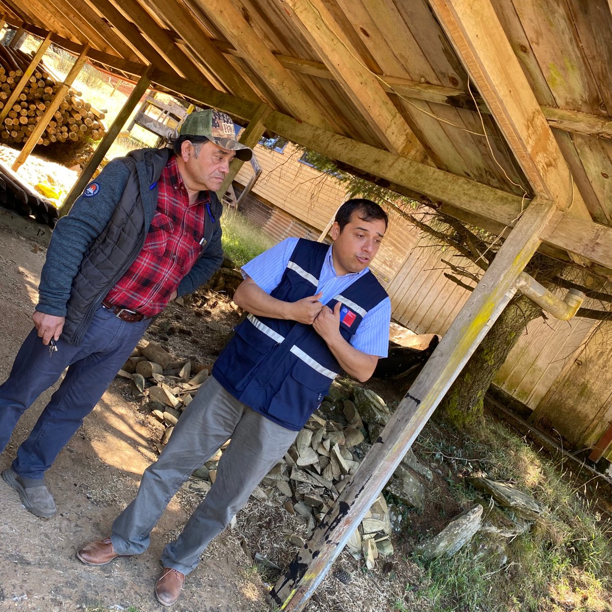 LosRiosBBNN's tweet photo. Seremi @Eduardo_bergerS se reúne con la Junta de Vecinos de #Morrompulli para brindar orientación y apoyo en la solicitud de saneamiento que consolide el sueño de su propia sede. #ValdiviaCL #LosRíos. https://t.co/PghbkcyUV5