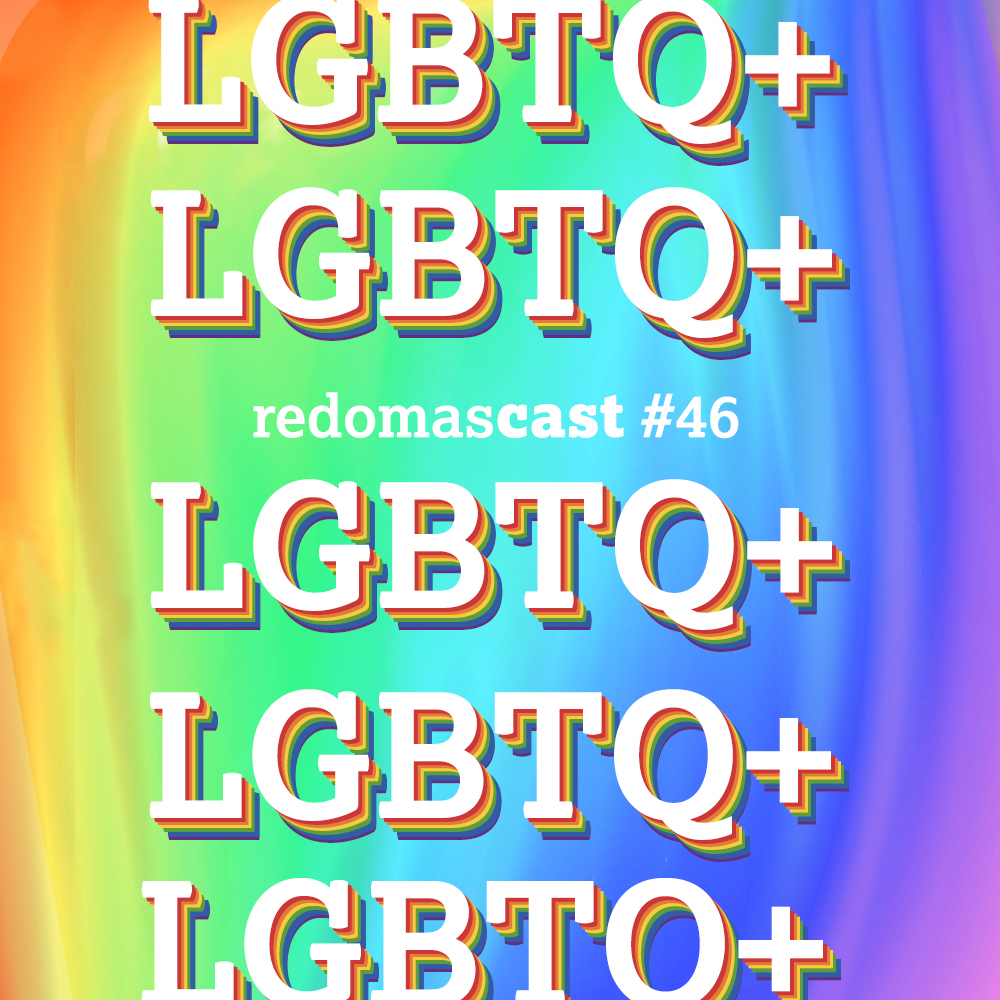 Descrição: O fundo da imagem tem manchas coloridas, das cores do arco-íris, como se fossem tintas bem espalhadas. Verticalmente ao longo da imagem aparece a sigla "LGBTQ+" com sombras coloridas. No meio se lê "redomascast #46"