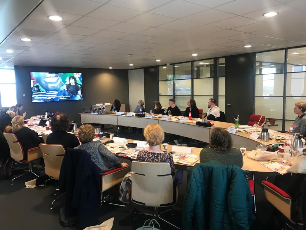 PoelmanJos's tweet photo. Liefst 24 professionals van @ggdfryslan &amp; @GGDGroningen volgen vandaag de cursus ‘#LangLevedeLiefde in het Voortgezet Onderwijs’ van @soaaids_nl en gaan deze lesmethode #relationele- en #seksuelevorming  implementeren op VO-scholen in Fryslân &amp; Groningen. Succes! #GGD @GGDGHORNL https://t.co/T5SRH2pS6O