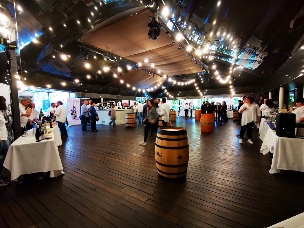lostilos_bcn's tweet photo. Disfrutando de un fantástico día con @VINCELONA1 probando distintas clases de vino.🍷
Espectacular ambiente en la carpa de Los Tilos! 🏡 #Tilos #Barcelona #Pedralbes #Gaudi #Event #Vincelona #Bodegas #Eventsbcn #Tilosbcn #Catadevinos https://t.co/VUa3YubSwr