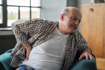 Imagen: Un hombre con dolor de espalda.