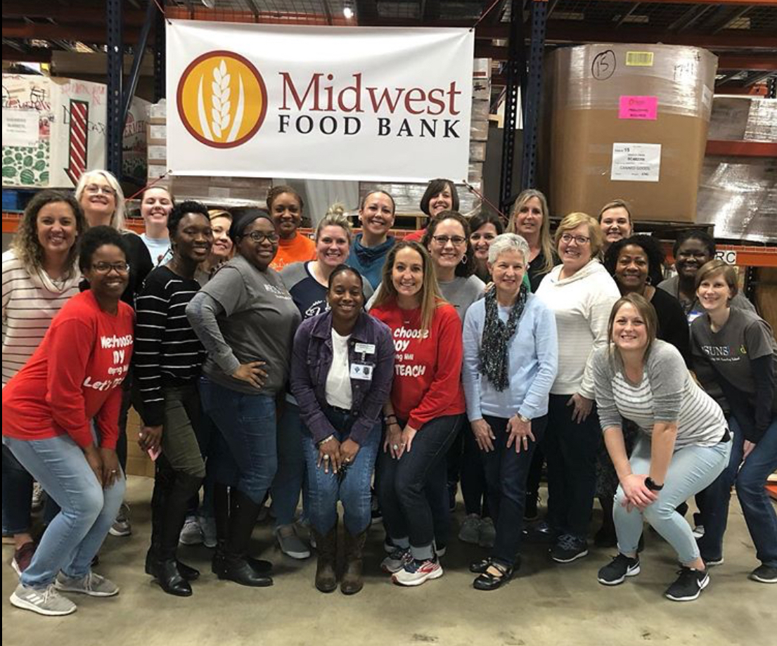 fcboe's tweet photo. After a long day of teaching, Spring Hill Elementary's faculty and staff went above and beyond as they volunteered at the Midwest Food Bank in Peachtree City and provided hunger-relief for more than 15,500 people in need! This is wonderful news! 📸 : Spring Hill Elementary https://t.co/xK954gkVb3