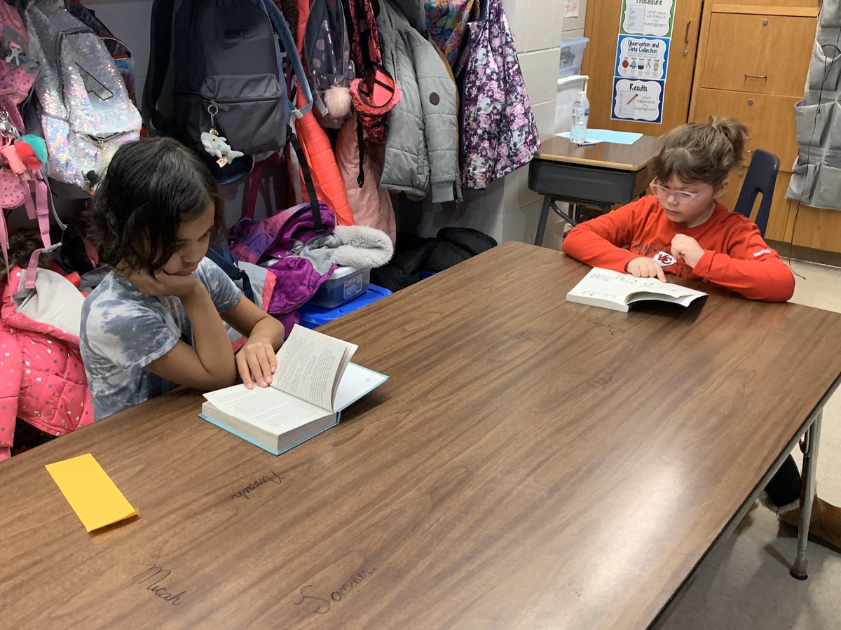 Kelly_Isenogle's tweet image. They would stay this way for a long time if I let them. #freereadfriday