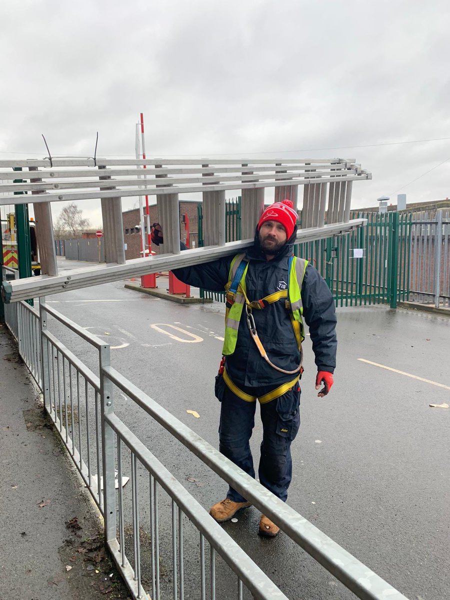 RobEvans2909's tweet photo. Nice to see the @TIS__UK engineer kept warm in his @CSLGroupLtd Hat #winterwinners https://t.co/3SQfJgThIq