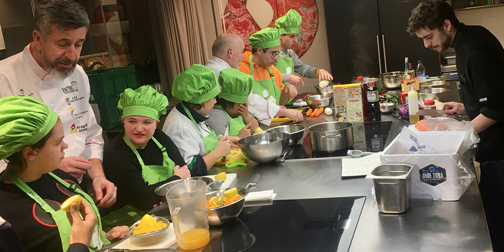 ClubInclucina's tweet photo. Esta semana hemos estado aprendiendo un plato de pescado con 7 preparaciones previas antes de emplatar😱. Pero ha sido fácil y divertido😋con👨‍🍳nuestro maestro-cocina @DanielPlou  y sus ayudantes Carlos Callejas, Mariano Andrés y José Carlos Martín, de @CocinerosAragon https://t.co/V8bCw0tRoc