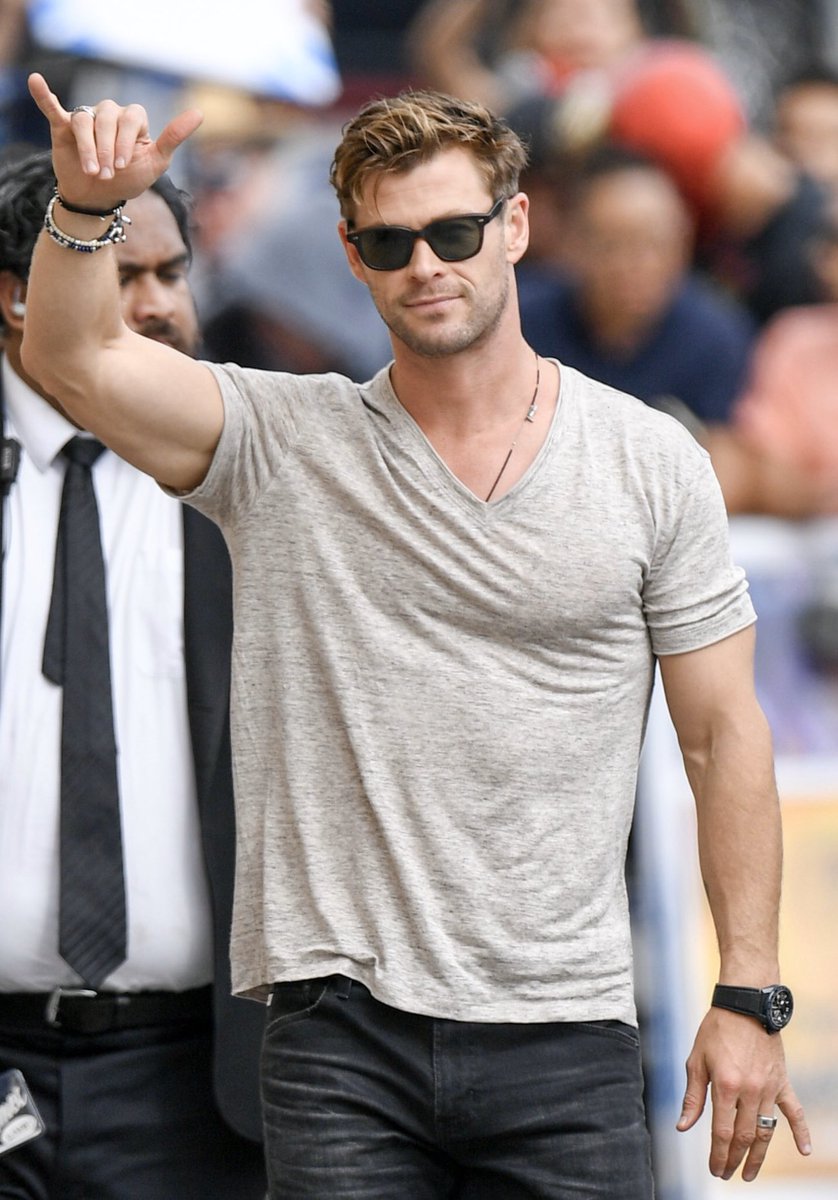 เราเจอกันที่คอนเสิร์ตคาราบาว

ในวินาทีที่เพลงบัวลอยดังขึ้น สายตาของพวกเราบังเอิญประสานกัน