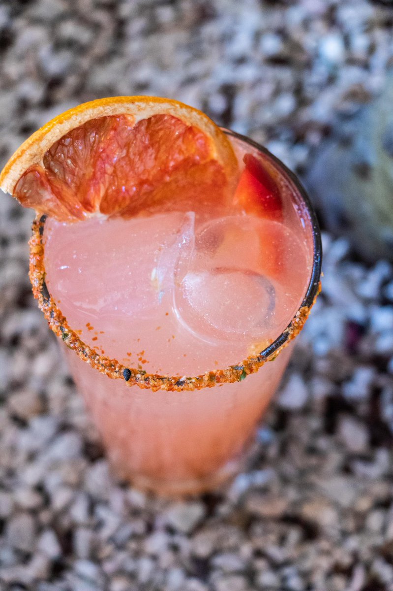 🕊¡¡CUIDADO CON PALOMA!! Tequila blanco, zumo de lima, remedio casero de la abuela con pimiento rojo, miel de flores y vinagre de manzana y lo terminamos con un toque de soda de pomelo 🕊 Vienes a probarlo a @habaneracolon , la nueva carta ya está esperándote! 🍸🍏🍯🌶🍊🍋👵🏼🍹