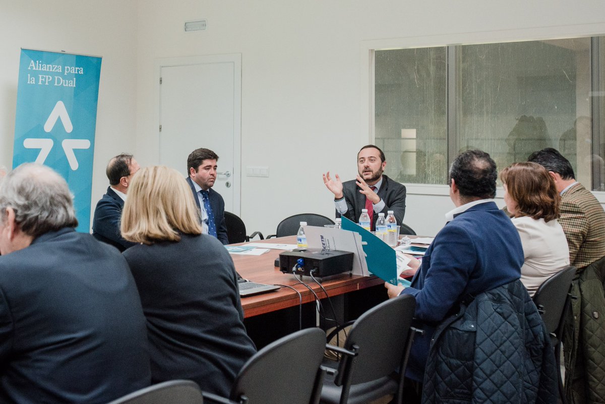 Alianzafpdual's tweet photo. La Federación Andaluza de Transportes se une a la #AlianzaFPDual en el marco de la reunión del comité👏Su presidente, Antonio Amarillo, ha ratificado la firme apuesta de la federación por la #FPDual como vía para la profesionalización del sector💬 #SéDual https://t.co/k7xe6qD4Mi https://t.co/SFIaCWkAgY
