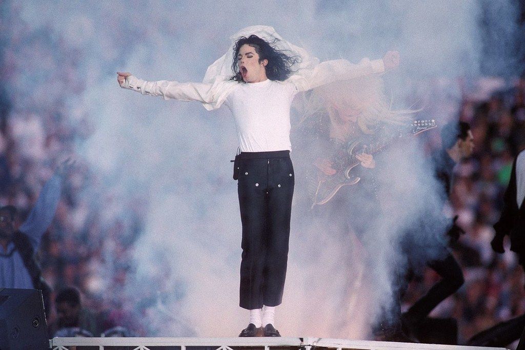 1993年にマイケル・ジャクソンが煙の中から現れた時から、ポップ