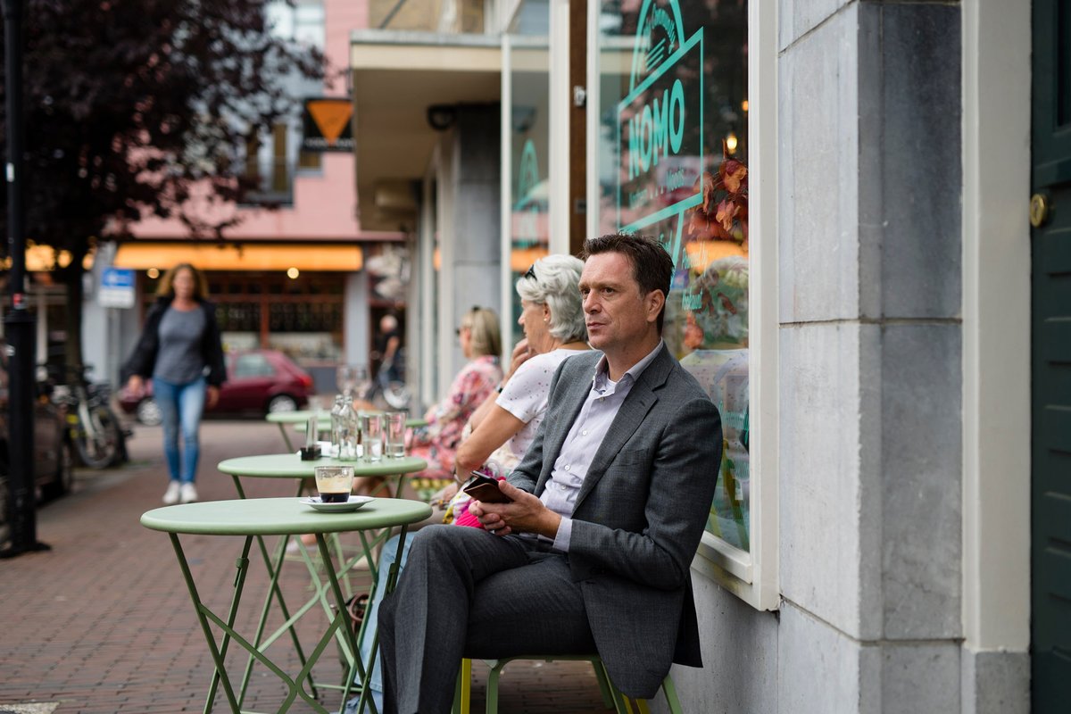 Rotterdammer in hart en nieren. Naast dat hij de stad goed kent, heeft hij ook de typische Rotterdamse mentaliteit: opgestroopte mouwen, eerlijk en altijd recht door zee advies. Bij Arnoud weet je altijd waar je aan toe bent.