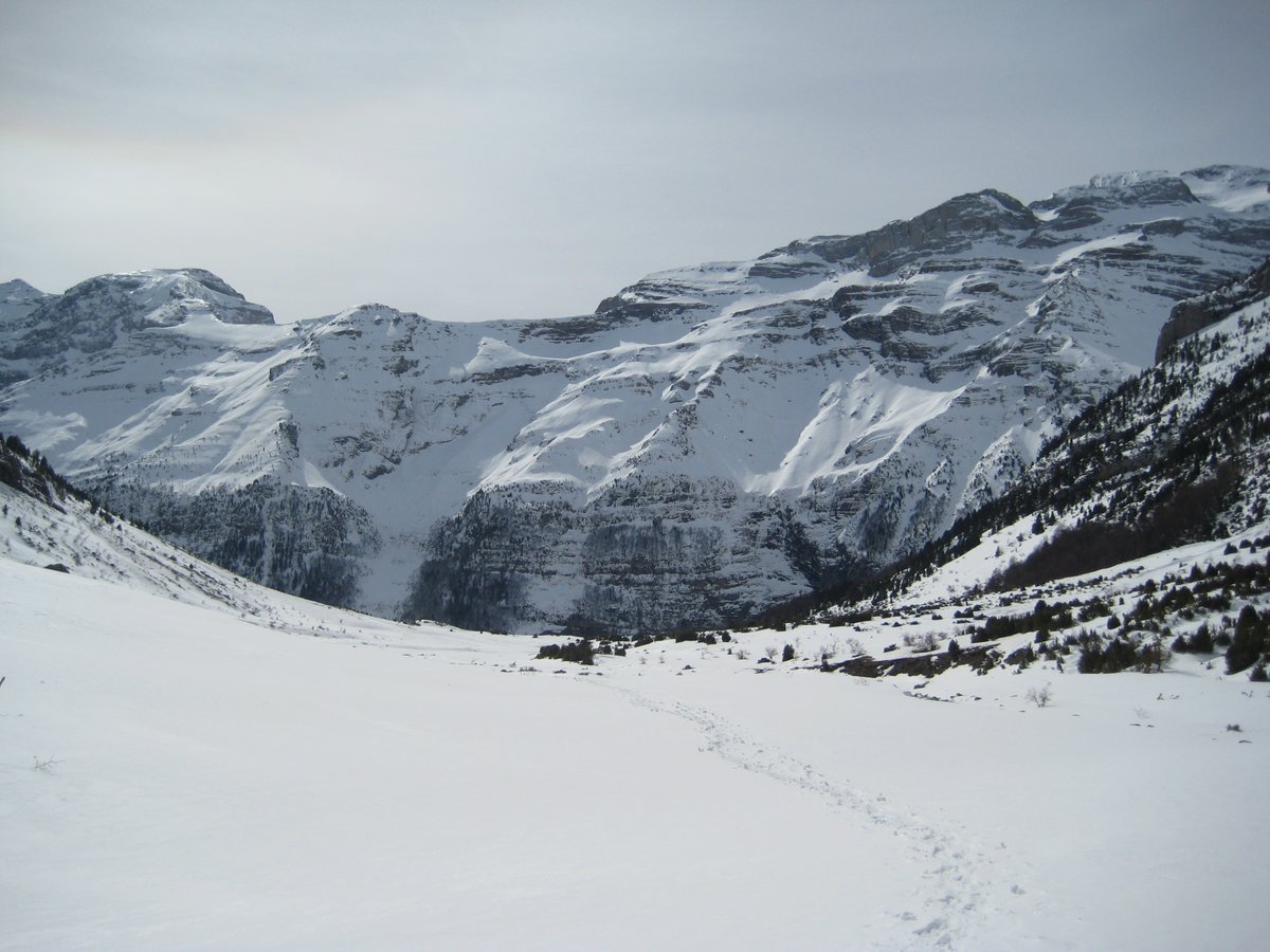 Te animas a unas raquetas en esta maravilloso lugar del Pirineo? La nieve en Territorio Dusal nos espera.
#sobrarbe #pyrenees2valles #pirineo #raquetasdenieve #ski #nieve #eligemomentos #poctefa #feder