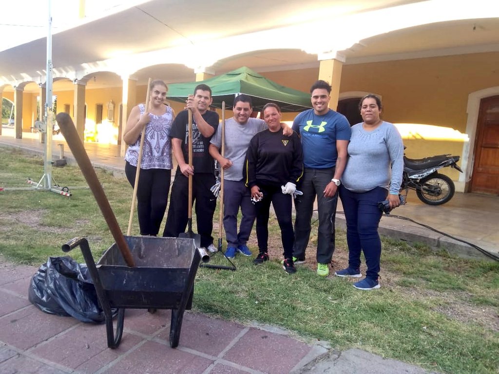 Ismael_LaRioja's tweet photo. Estuvimos colaborando el equipo de Directores y Coordinadores en la limpieza de la explanada de la vieja estación para el #FebreroChayero que comienza está noche. Predicamos con el ejemplo, todos trabajamos.
#DirGeneralOperativa
#DirDesarrolloDePromocionSocil
#InesIntendenta https://t.co/MXWqSbfafT