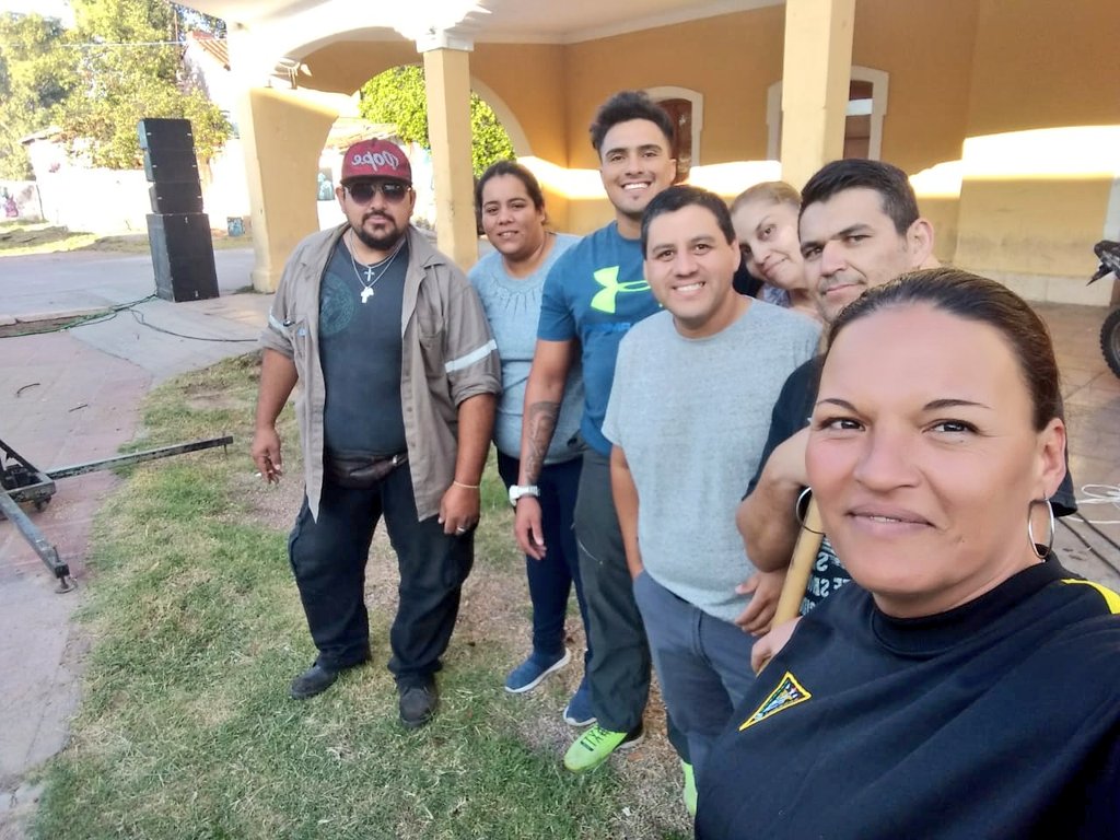 Ismael_LaRioja's tweet photo. Estuvimos colaborando el equipo de Directores y Coordinadores en la limpieza de la explanada de la vieja estación para el #FebreroChayero que comienza está noche. Predicamos con el ejemplo, todos trabajamos.
#DirGeneralOperativa
#DirDesarrolloDePromocionSocil
#InesIntendenta https://t.co/MXWqSbfafT