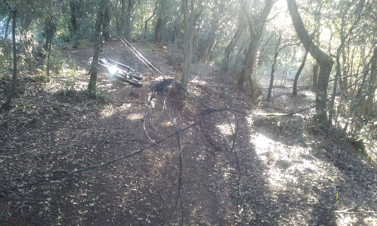 cubillomai's tweet photo. @policiaforal_na  trampas para  ciclistas en montejurra. Senda  en la zona donde el corral de ovejas entre Azqueta-iguzquiza. https://t.co/21BgnL0CHM