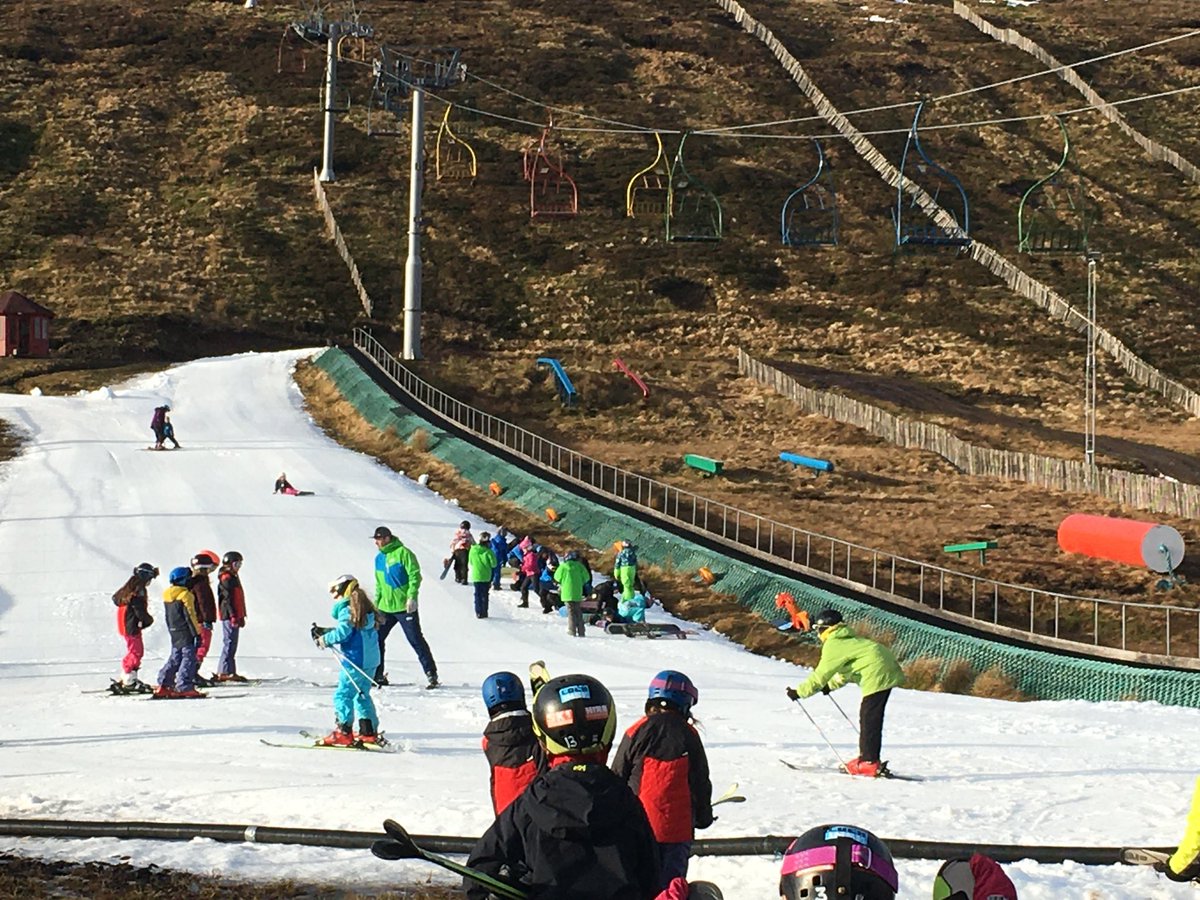 🐬 The sun was shining when the children arrived at The Lecht this morning and they were lucky to have the slopes all to themselves! 🎿