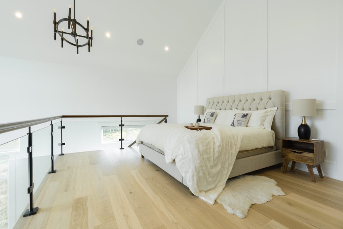 Artcraftlight's tweet photo. This master bedroom loft looks stunning complimented with our “Encore” chandelier [AC10668OB]

Photo Credit: @love_where_you_live_west_coast

#luxurymasterbedroom #luxedesign #luxuryhomes #luxuryinteriors #instaluxe  #interiordesign  #interiorinspiration  #loftdecor #loftlighting https://t.co/DiBYgeyPiz
