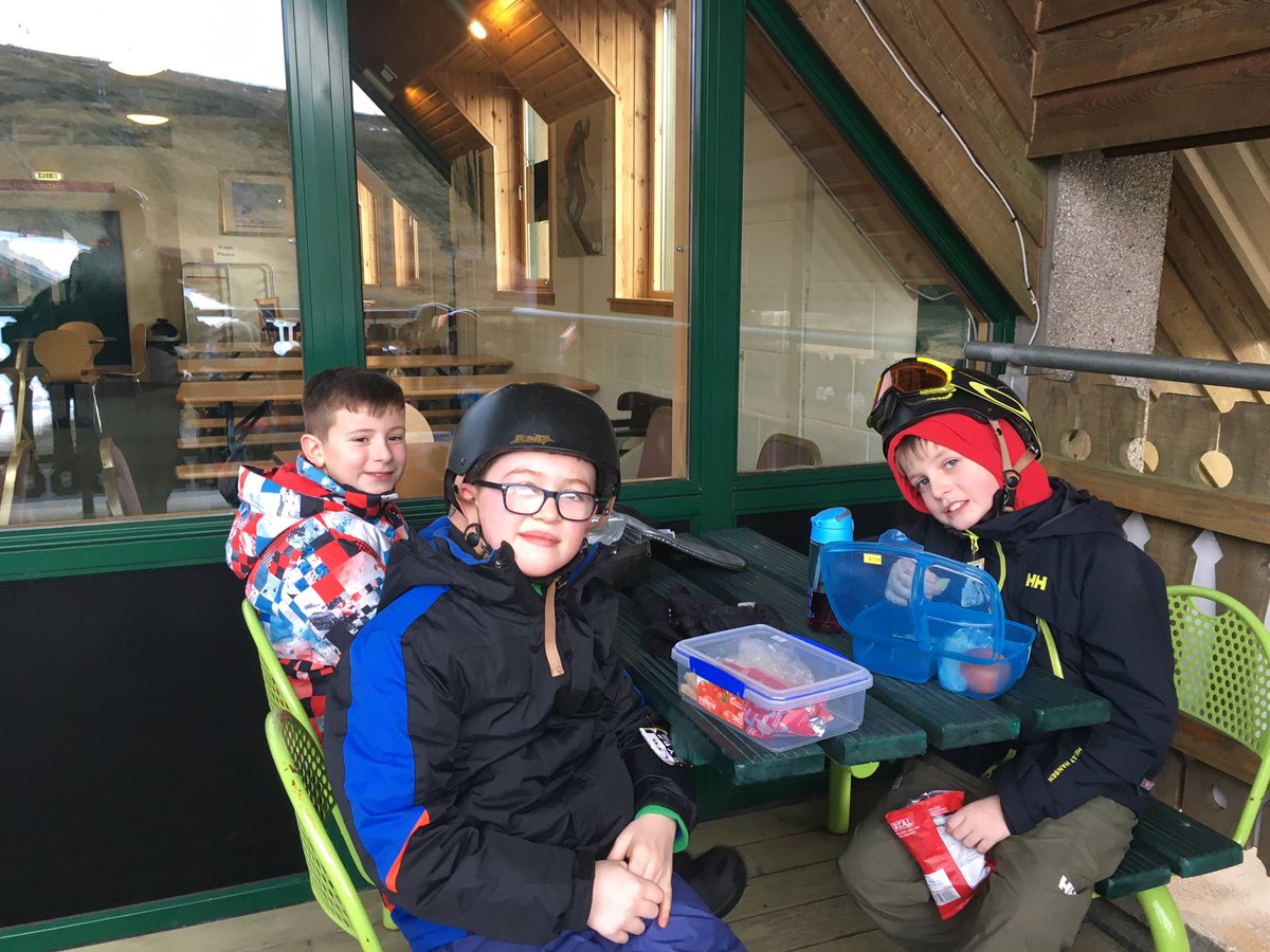 🐬 A treat to have lunch in the great outdoors! 🎿