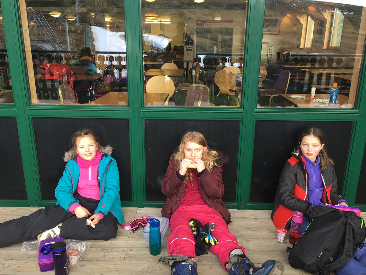 🐬 Time for a spot of lunch! 🎿