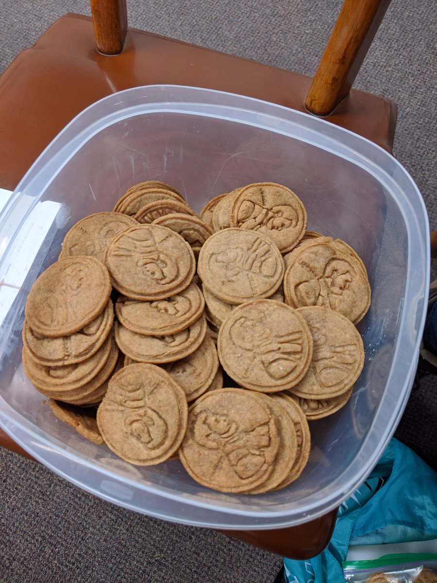 Pat_Peters's tweet photo. One of our Warren canvassers that can run today made cookies to give to people who answer the door! Giving her own two cents! #Warren2020 #2Cents https://t.co/tLFrNc2GRR