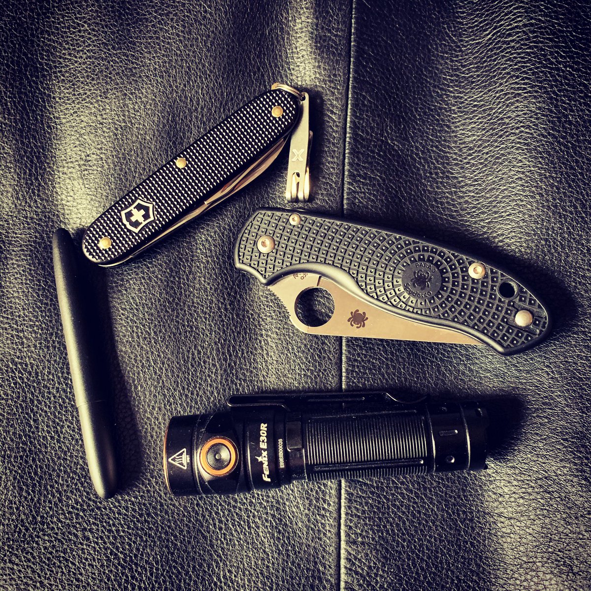 LGDL2's tweet photo. Black is black 🎶 and is back ! #SpydercoParamilitary3 #VictorinoxPioneerAloxBlack #FenixE30R #FisherSpacePen #SpydercoKnives #Victorinox #FenixFlashlights #SypercoCollective #victorinoxswissarmy #EveryDayCarry #EDCknife #EDCaddict #edclife #knifeaddict #knifelife  #fenixlight https://t.co/lcVoTw8twI