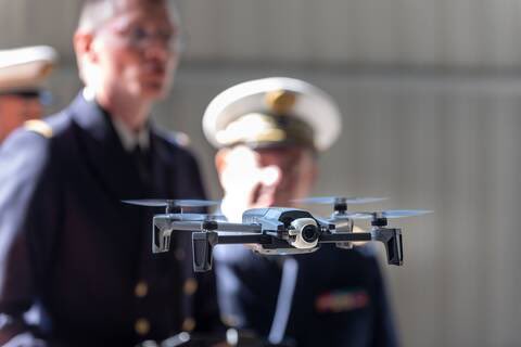 geosistemassrl's tweet photo. La base aeronáutica #naval de Lann-Bihoué (Morbihan), Francia 🇫🇷 ha sido sede de una escuela de drones desde septiembre pasado. Los marineros deben ser entrenados en su uso: en 2030, cada barco podrá operar un avión no tripulado.
#parrot #anafi #anafiwork #anafithermal https://t.co/awn3YWL7HX