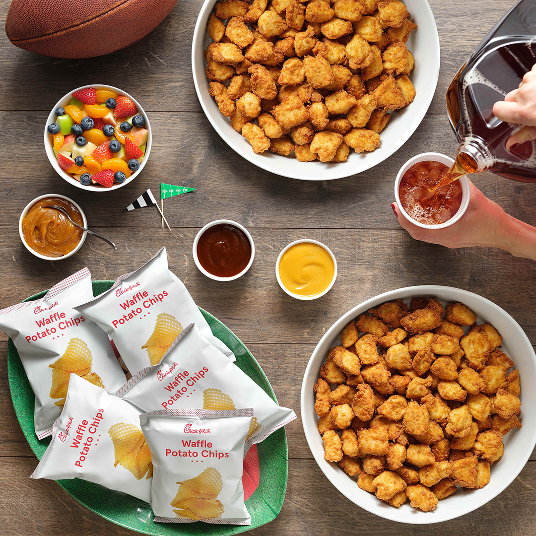 cfagrandforks's tweet photo. Score big with the crowd. Order re-heatable trays from Chick-fil-A® Catering. https://t.co/467mwYEIZI