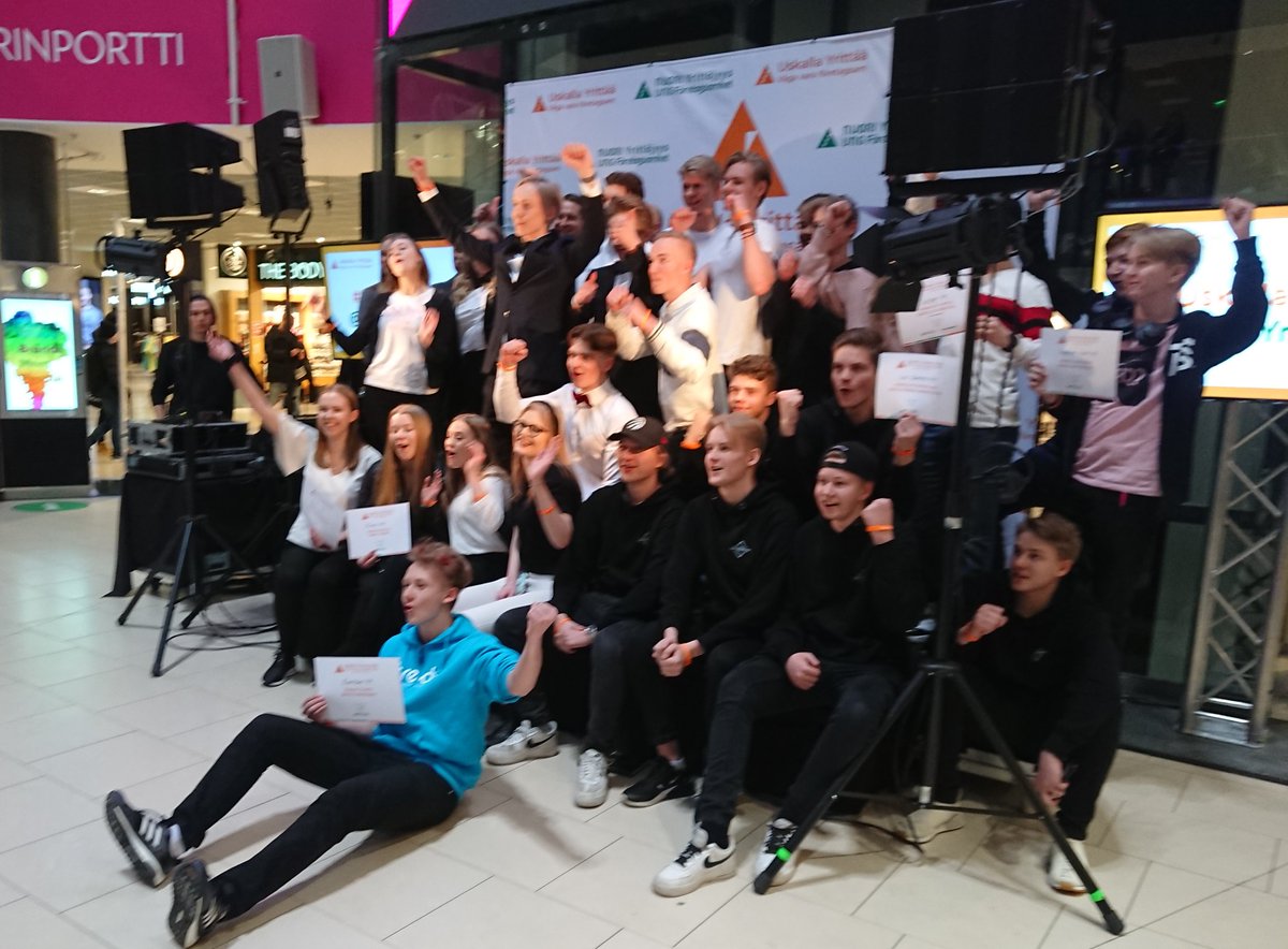 MiiaBergman's tweet photo. #uskallayrittää -semifinaalista tänään NY-yrityksillemme kunniamaininta sarjoissa paras myyntipuhe Los Eventos ja paras messupiste Riemu. Finaalipaikka irtosi Riemulle parhaalla palvelulla ja Jalolle parhaana toisen asteen yrityksenä. #ylojarvenlukio #nuoriyrittäjyys https://t.co/5tUmbpt4Ms
