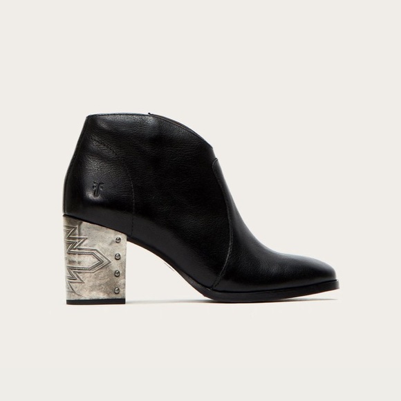 cassiesuxx's tweet photo. So good I had to share! Check out all the items I'm loving on @Poshmarkapp #poshmark #fashion #style #shopmycloset #frye #jcrew #aldo: https://t.co/rqaA6oB3jt https://t.co/f4VVseQUKZ